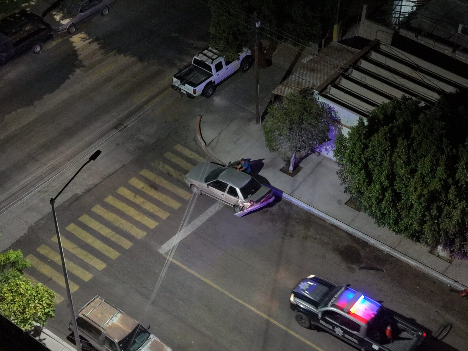 Choca contra vehículo estacionado y huye; fue localizado por la Policía Municipal en La Paz