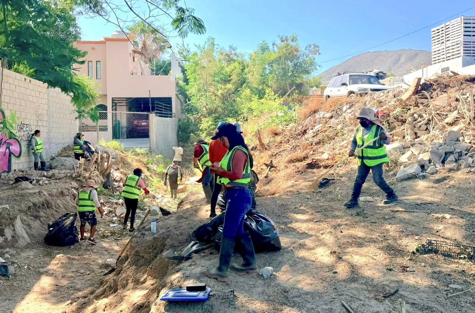Programa de Empleo Temporal refuerza limpieza y desazolve en Cabo San Lucas; retiran más de 400 toneladas de residuos